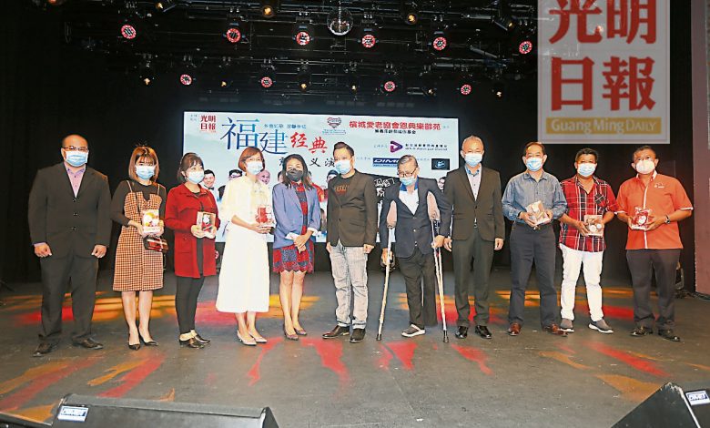 贈送紀念品後，林志雄（左一）、葉錦華、邱得意及陳楷善（右六至四）與大會贊助人、林秀琴及謝進鏵（右一）合照。