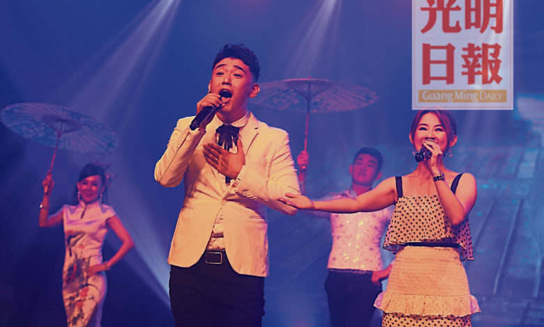 林奕辰及陳俐絹對唱《一枝小雨傘》。