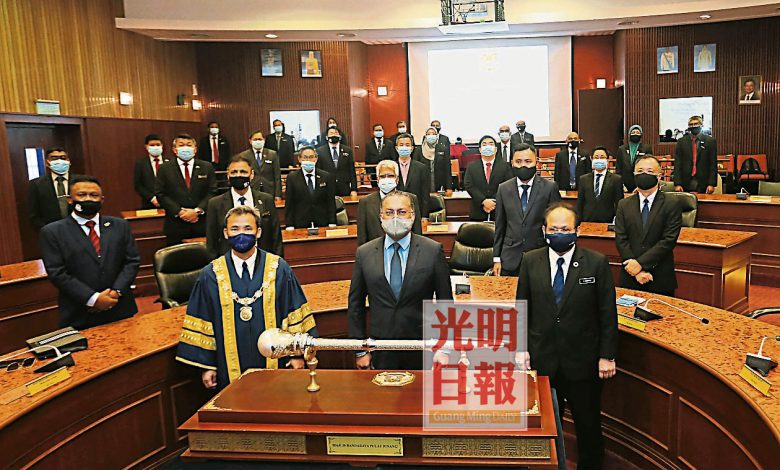 尤端祥（左起）、佳日星和阿南與市議員們合照。