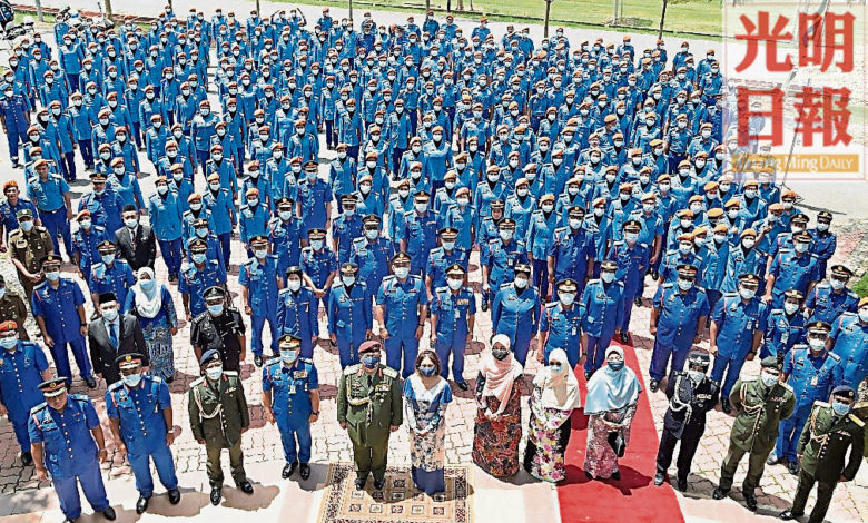 端姑賽費祖丁（前左五）在頒發結業證書後，與大專生民防部隊學員合照。