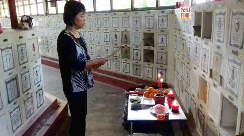 陳美玉到暹廟骨灰閣為往生老人上香祭拜。