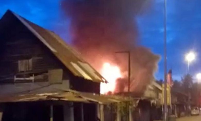 旺梨鎮近百年的老店，昨晚7時15分從其中一間老店開始燒起來。
