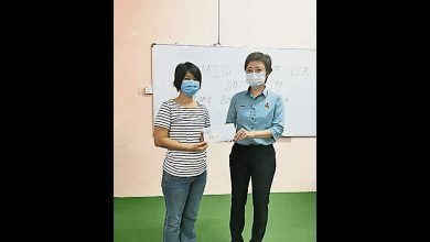 Photo of 陳麗群移交升學援助金
