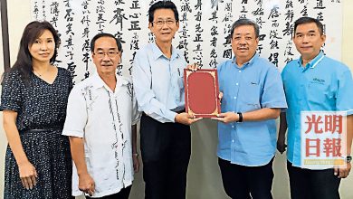 Photo of 劉木德頒委任狀 王明裕掌華聯獨中