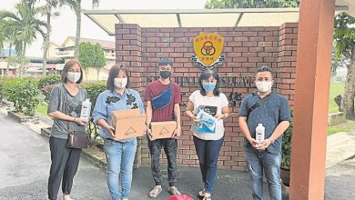 Photo of 林立迎吁為學校盡力 捐甲洞12校防疫物資
