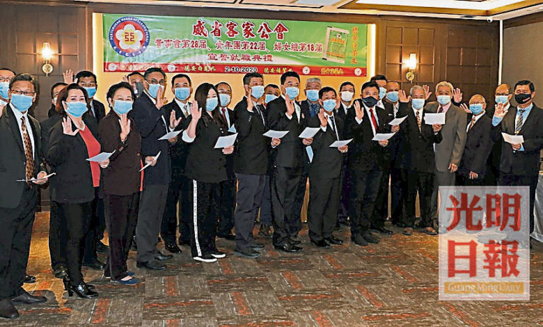 溫志隆（右四）帶領新屆理事宣誓就職，右起為監誓人王敬文、陳文海、鐘寬生。