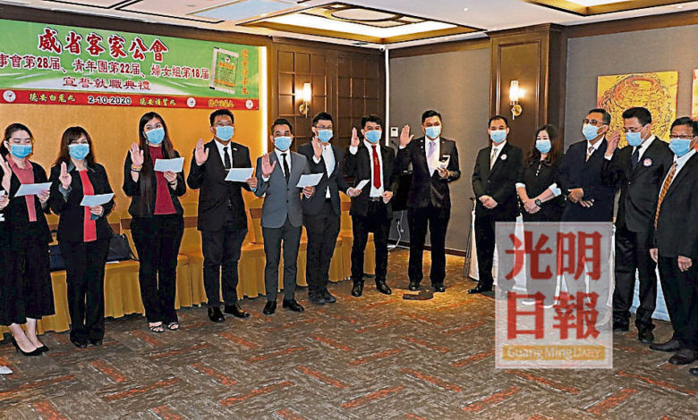 陳依興（右七）帶領青年團新屆理事宣誓就職，右起為監誓人溫志隆、朱瑞興、陳樹發、傅映通、賴梅莉及徐翰憲。