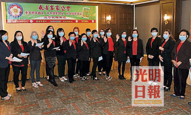 張秀清（右五）帶來婦女組新屆理事宣誓就職，右起為監誓人溫志隆、張梅英、黃燕娥及黃碧蓮。