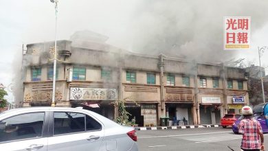 Photo of 員工店前用餐 後面廚房冒煙  吉劉德仔燒臘店失火