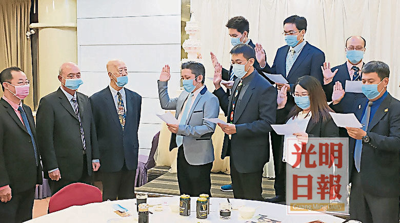 檳榔嶼漳州會館青年團新屆理事宣誓就職，左起溫佩玓、謝福雀、陳來福與溫子開。