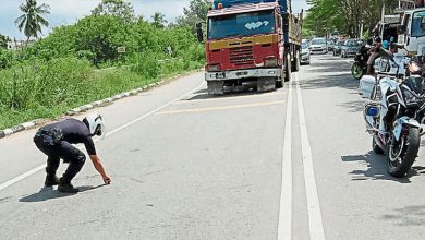 Photo of 民眾圍觀車禍 警冒險撿尖物贏讚