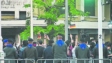Photo of 白布包覆民主紀念碑 泰示威者背對王室車隊