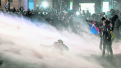 Photo of 法立法禁散佈警員照片 萬人抗議損新聞自由
