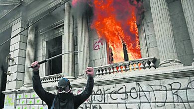 Photo of 不滿削減教育醫療預算 危地馬拉示威者闖國會縱火