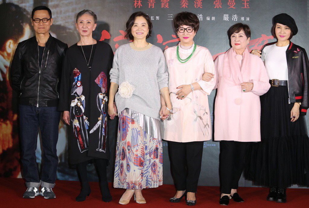 林青霞（左三）新書中提到拍「滾滾紅塵」的軼事，該片重映時她特地返台，羅大佑（左起）、施南生、徐楓、甄珍、方芳芳都出席力挺。