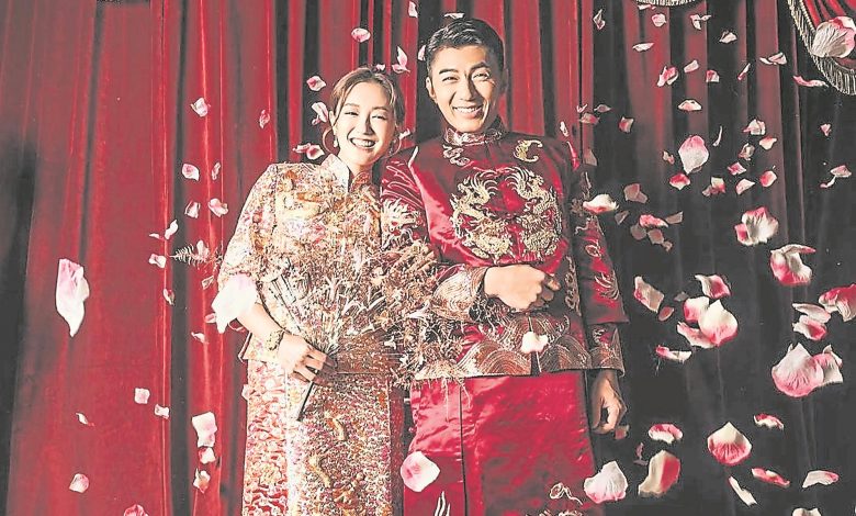 袁伟豪和张宝儿11月24日在爱巢中注册结婚，黄昏携手现身见传媒，整个过程十分大方透明。
