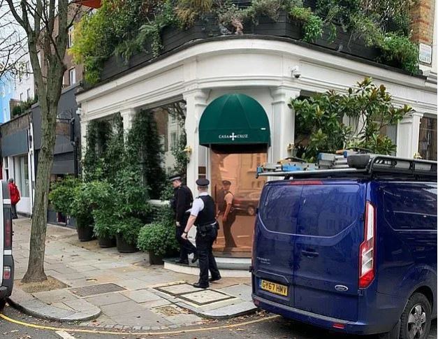 倫敦警察到現場，卻被餐廳拒之門外不讓進入.