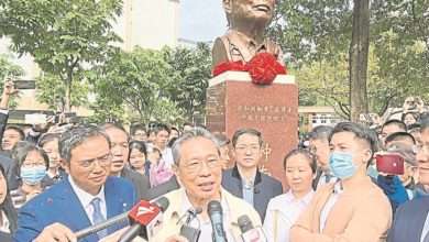 Photo of 鍾南山為其塑像揭幕