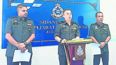 Photo of 涉逾11起案件 警扣2網絡詐騙嫌犯
