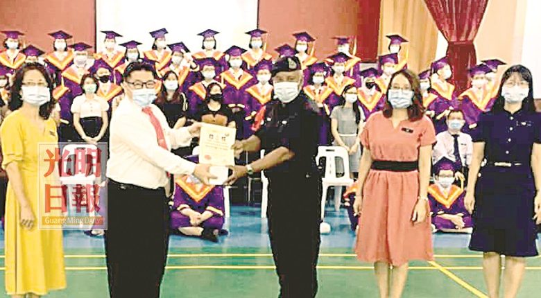 陸志宏校長（左二）頒感謝狀予支援畢業禮SOP的社警後與畢業生大合照。