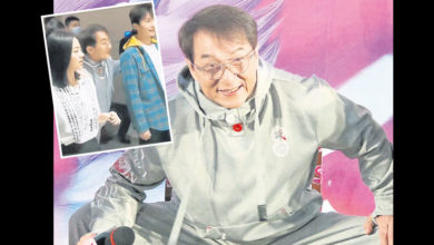 Photo of 腰傷復發跛腳走路 成龍憔悴需人扶　