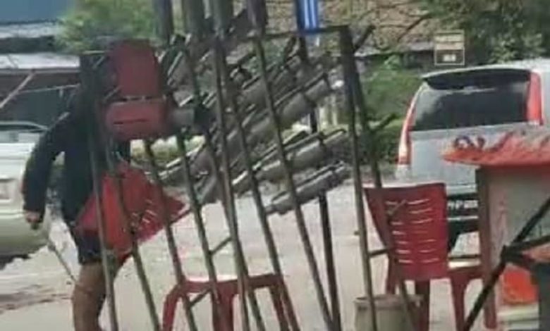 2張置放在店外的塑料椅子，被滋事者擊碎。