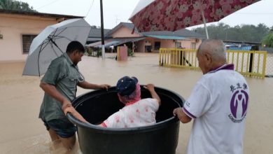 Photo of 邊佳蘭多地成澤國 　長者坐水桶往高處避難