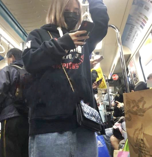 李佳薇搭捷運時戴著口罩。
