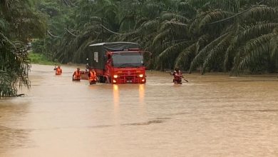Photo of 遇湍急水流下車涉水 夫砸窗救妻後連車被沖走