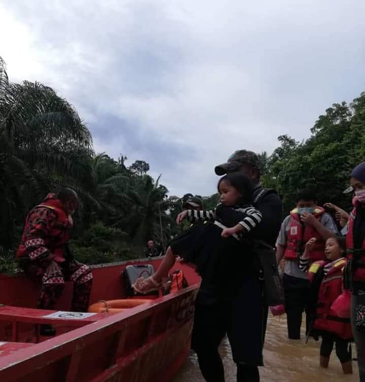 趁著水災情況還未變得嚴重，救援隊伍帶受困游客離開國家公園。