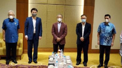 Photo of 阿茲敏帶孫偉瑄鍾少雲  簽名支持慕尤丁任相