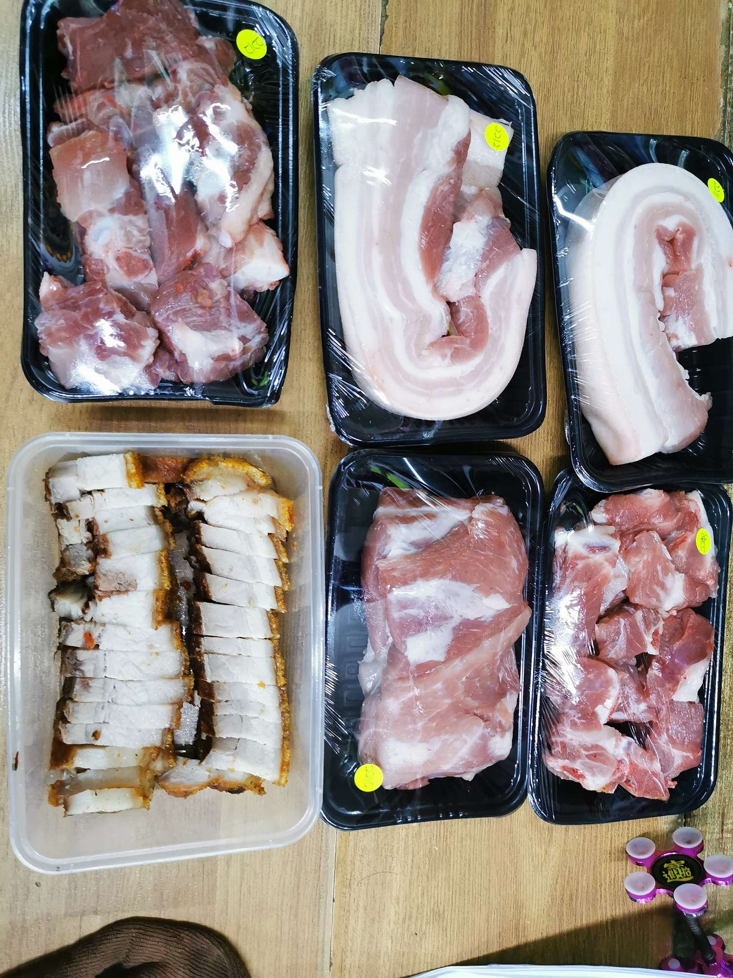 優惠豬肉及雞肉在採購後都會經過清潔及保鮮包裝，務必讓客戶拿到鮮味十足的食材。