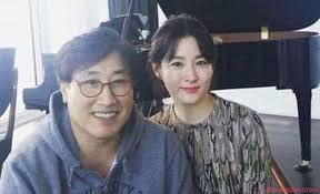 李英愛被指為了幫助丈夫鄭豪泳，向韓國議員提供政治獻金。