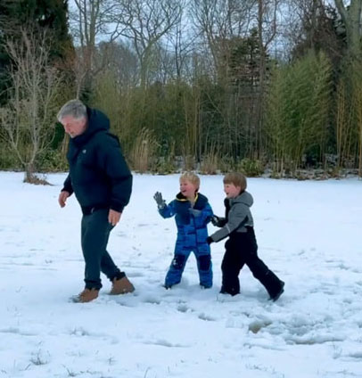 在下雪天，艾力寶雲會帶著孩子們堆雪人、打雪仗，享受親子之樂。