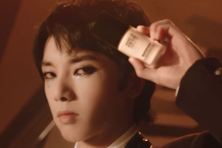華晨宇在微博分享全新廣告片，視頻中他大膽演繹亮片煙燻妝