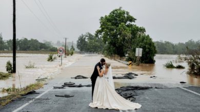 Photo of 澳洲新娘遇世紀洪水被困 直升機救援順利完婚