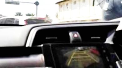 Photo of 摩多疑與轎車小摩擦 騎士頭盔砸車辱罵女司機