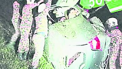 Photo of 撞巨型路牌 華青夾死車內