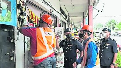 Photo of 警嚴打非法活動 曼絨6店涉賭被斷電