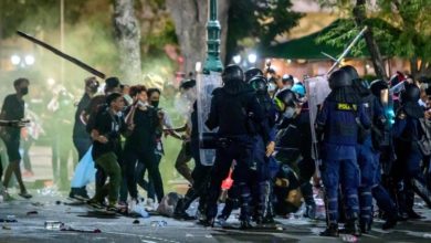 Photo of 泰國千名民眾大皇宮附近示威  警出動水炮驅散 雙方沖突