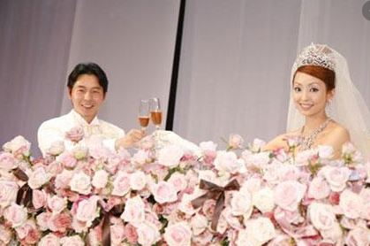 兩人當年結婚，他6億日圓（約2246萬令吉）在日本、夏威夷、馬爾地夫等地舉辦了9次婚禮和婚宴。