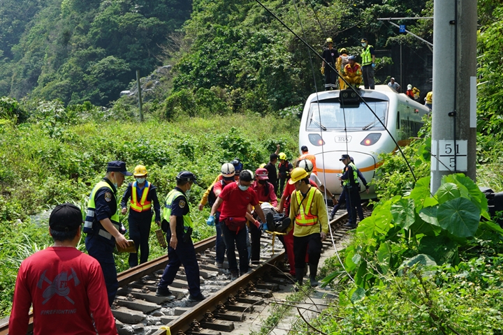 袁姓司機員當場死亡，更有36名旅客當場沒有呼吸心跳