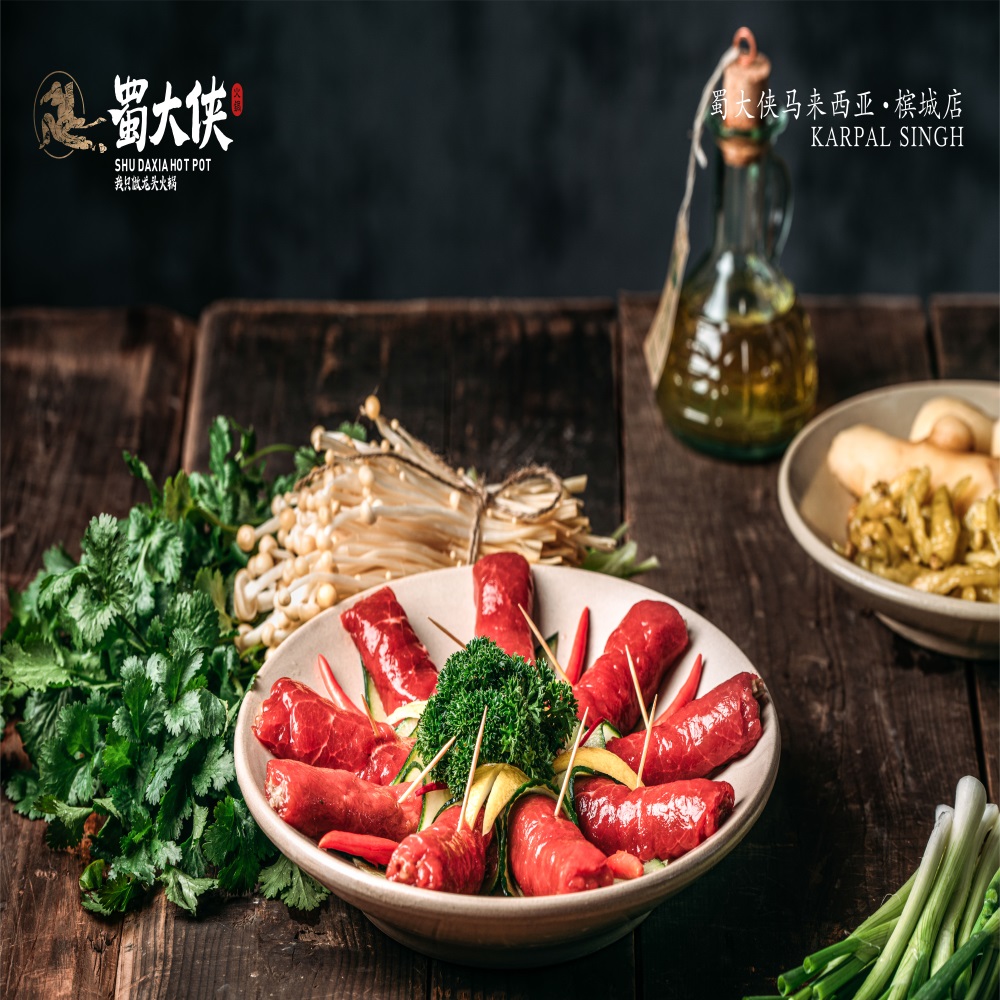 這是十大頭牌之一，蜀國三絲肉卷。嫩滑的牛肉，包裹著金針菇、薑絲和辣椒。