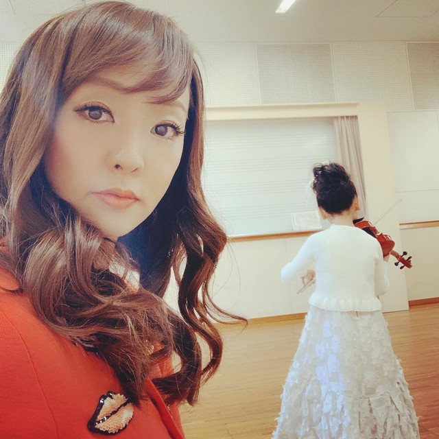 神田宇乃讓女兒從小接受菁英教育，尤其重視小提琴訓練。