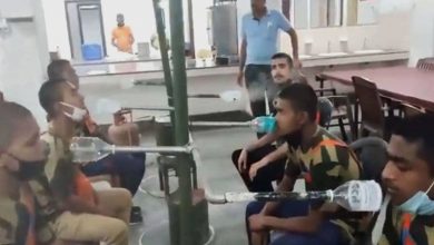 Photo of 預防冠病 印度士兵圍坐在高壓鍋旁吸蒸汽“消毒”