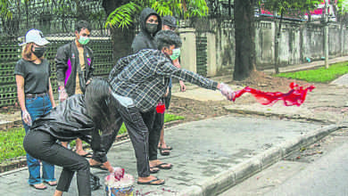 Photo of 【緬甸政變】示威者街頭灑紅漆控訴 抵制潑水節悼逝者