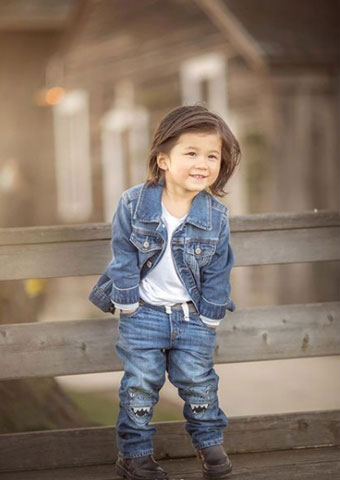 兒子Anthony身穿童裝牛仔褸和牛仔褲，雙手插在褲袋，加上可愛笑容迷倒不少網友