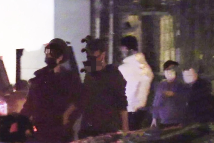 中國媒體拍到謝霆鋒牽著王菲的手離開，並一起回到王菲家中。