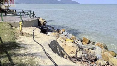Photo of 海浪嚴重侵蝕 岸邊巨石裸露 峇都丁宜美麗沙灘 消失
