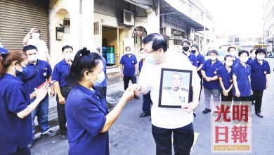 Photo of 祝清坤靈車繞到均記道別 爸，回辦公室看看